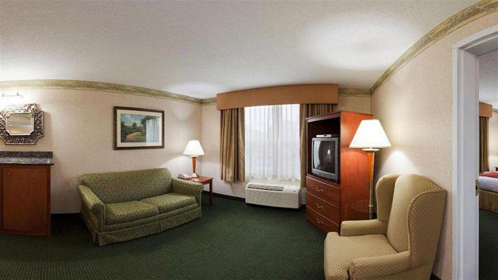 Holiday Inn Express Hotel & Suites Woodbridge, An Ihg Hotel Exterior photo