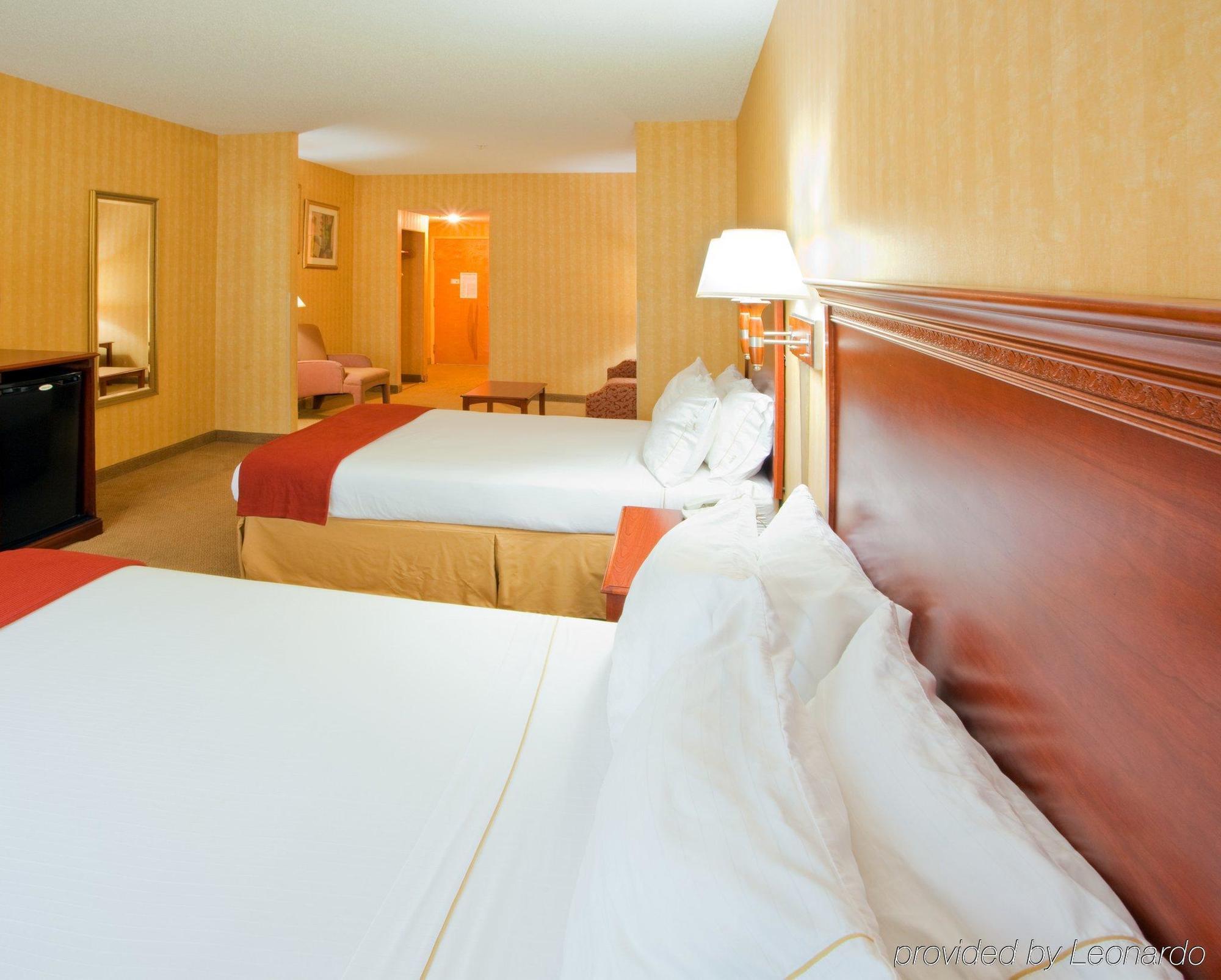 Holiday Inn Express Hotel & Suites Woodbridge, An Ihg Hotel Room photo
