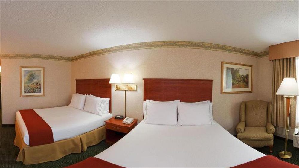 Holiday Inn Express Hotel & Suites Woodbridge, An Ihg Hotel Exterior photo